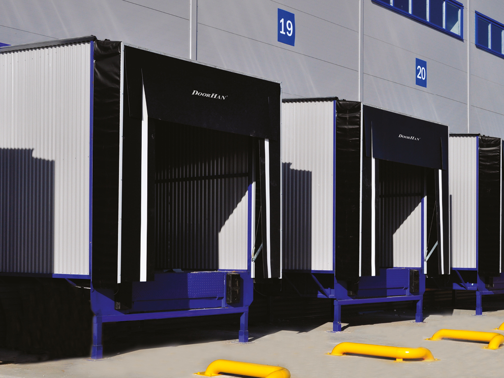 На бетон (с помощью анкерных болтов). Этот вариант монтажа подходит в том случае, когда металлические пластины под опоры тамбура при заливке бетонного основания не устанавливались.